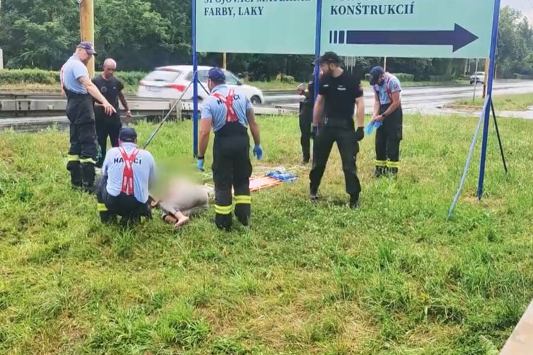 Foto: Dezorientovanú ženu z potoka v Lučenci vytiahol odvážny okoloidúci. Po príchode hasičov im vynadala