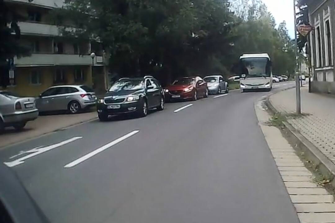 FOTO: Zvolenský autobusár pobúril oprotiidúceho vodiča. Zábery na internete rozvírili diskusiu