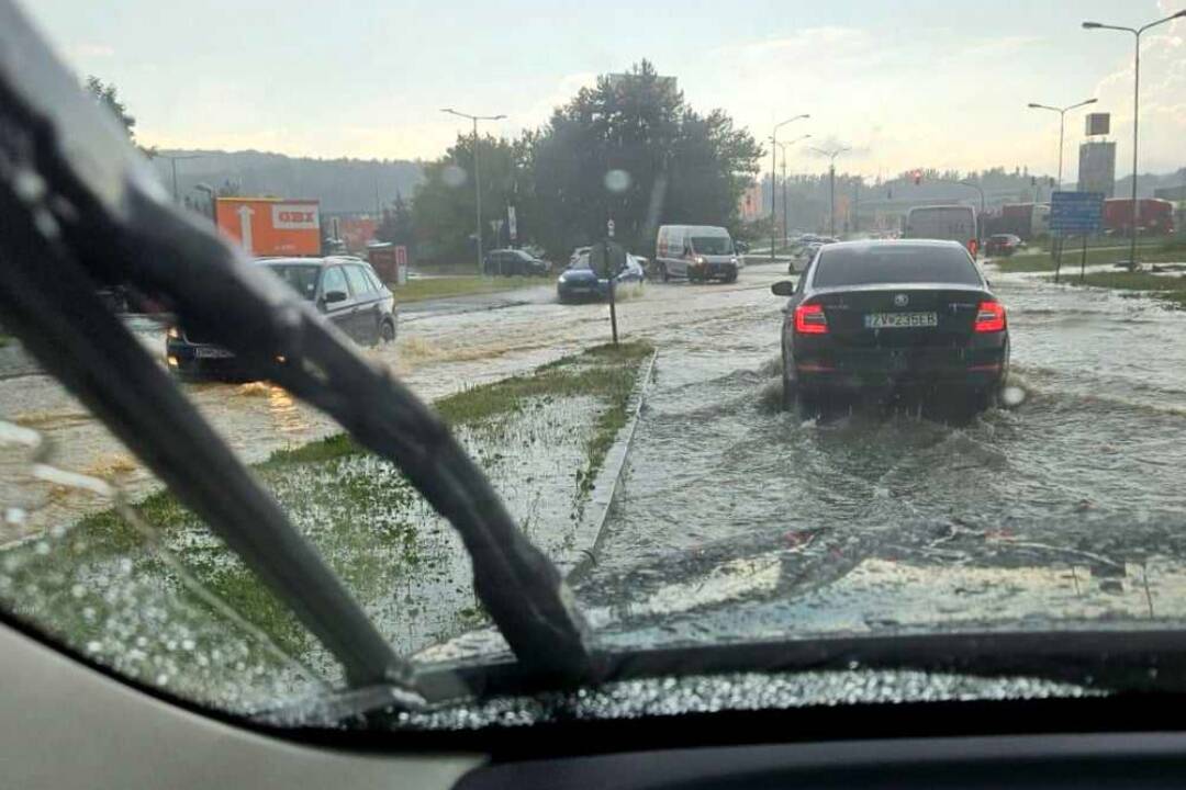 FOTO: Zvolen a okolie zasiahla rozsiahla supercelárna búrka. Škody sú napáchané po celom meste