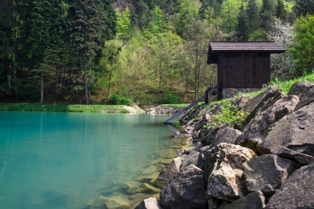 Na banskoštiavnickom tajchu zostal neporiadok. Vrece a pozbieraj, odpovedali žene, ktorá na problém poukázala