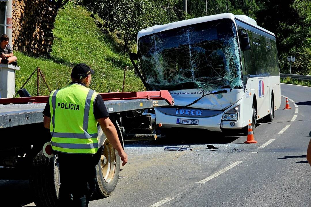 FOTO: V Brezne sa zrazil autobus s traktorom. Zranil sa vodič aj traja pasažieri, previezli ich do nemocnice