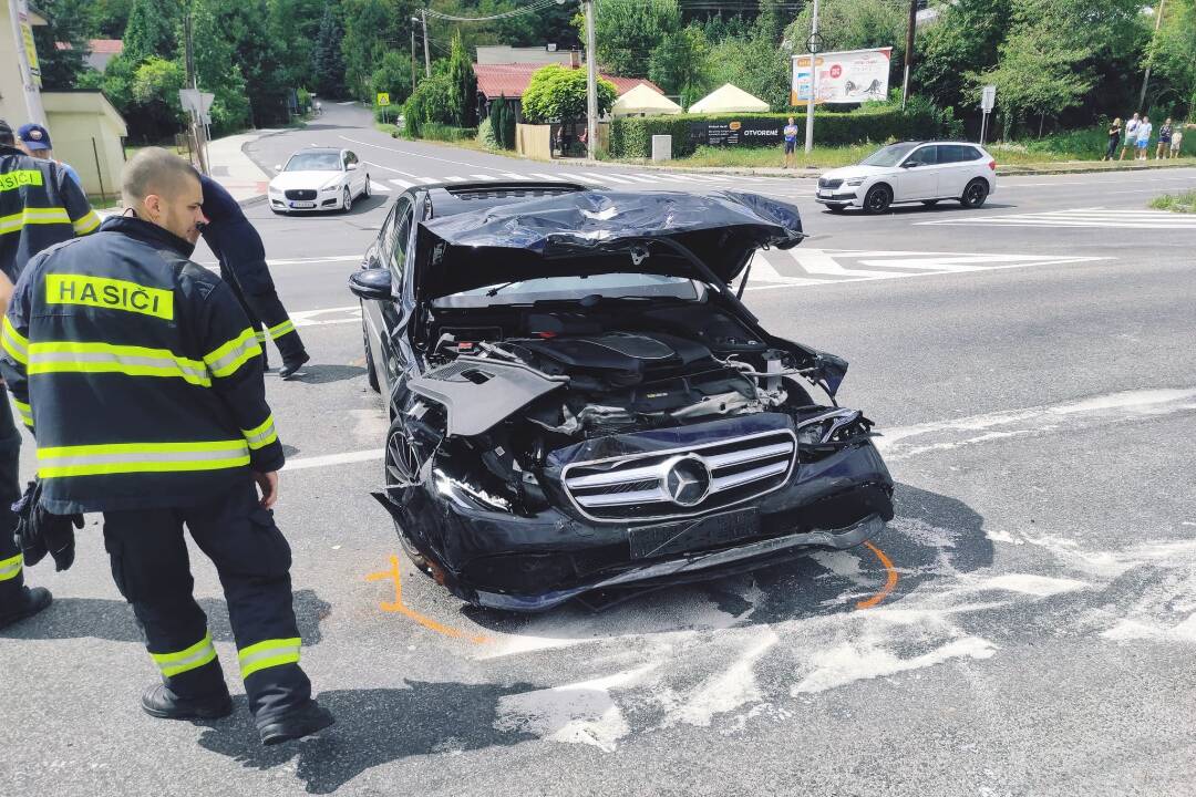 FOTO: Pri nehode v Banskej Bystrici sa zranili štyria ľudia, všetkých previezli do nemocnice