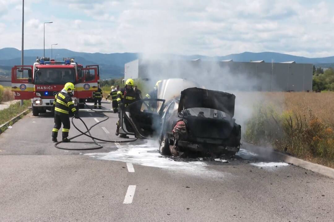 Foto: V Banskej Bystrici počas testovacej jazdy začalo horieť auto. Viezli sa v ňom zamestnanci servisu