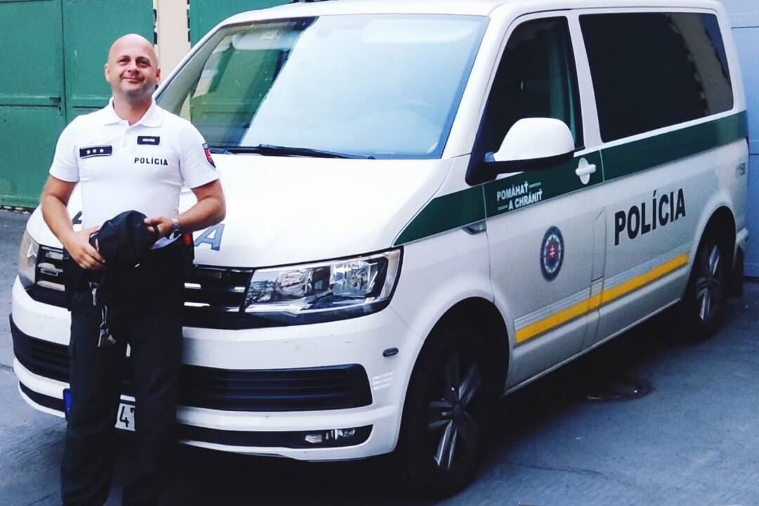 Foto: Manželský pár skončil pri Lučenci s autom v priekope. Policajtom, ktorí im pomohli, píše ich dcéra