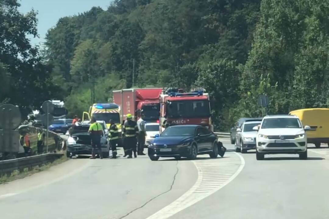 FOTO: Pred Banskou Bystricou došlo k nehode. Na mieste zasahovali záchranári aj hasiči