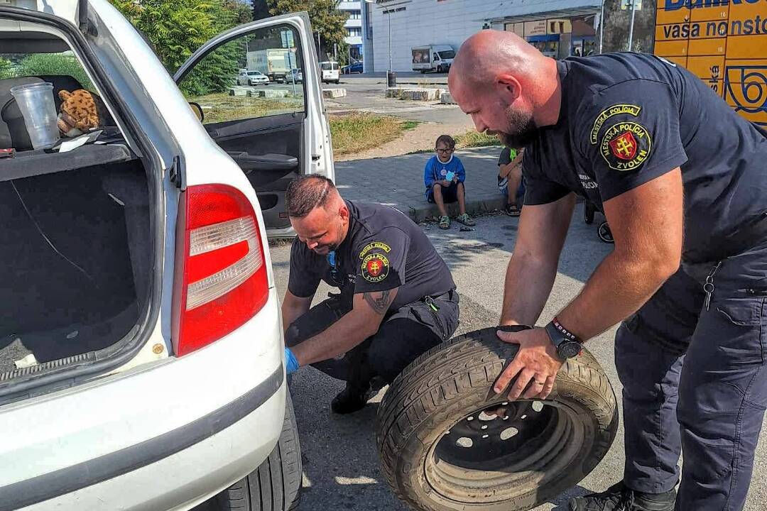 FOTO: Svalnatí policajti zo Zvolena pomohli žene v núdzi. Aké slová im adresovala?