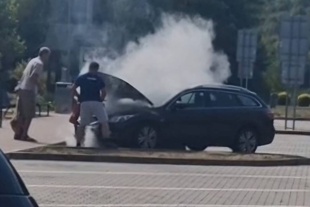 FOTO: Na odpočívadle pri Žarnovici horelo auto. Zasiahol pohotový vodič kamiónu