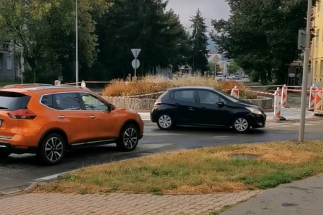 Foto: VIDEO: Po kruhovom objazde vo Zvolene už jazdia autá, pre niektoré však stále platí zákaz