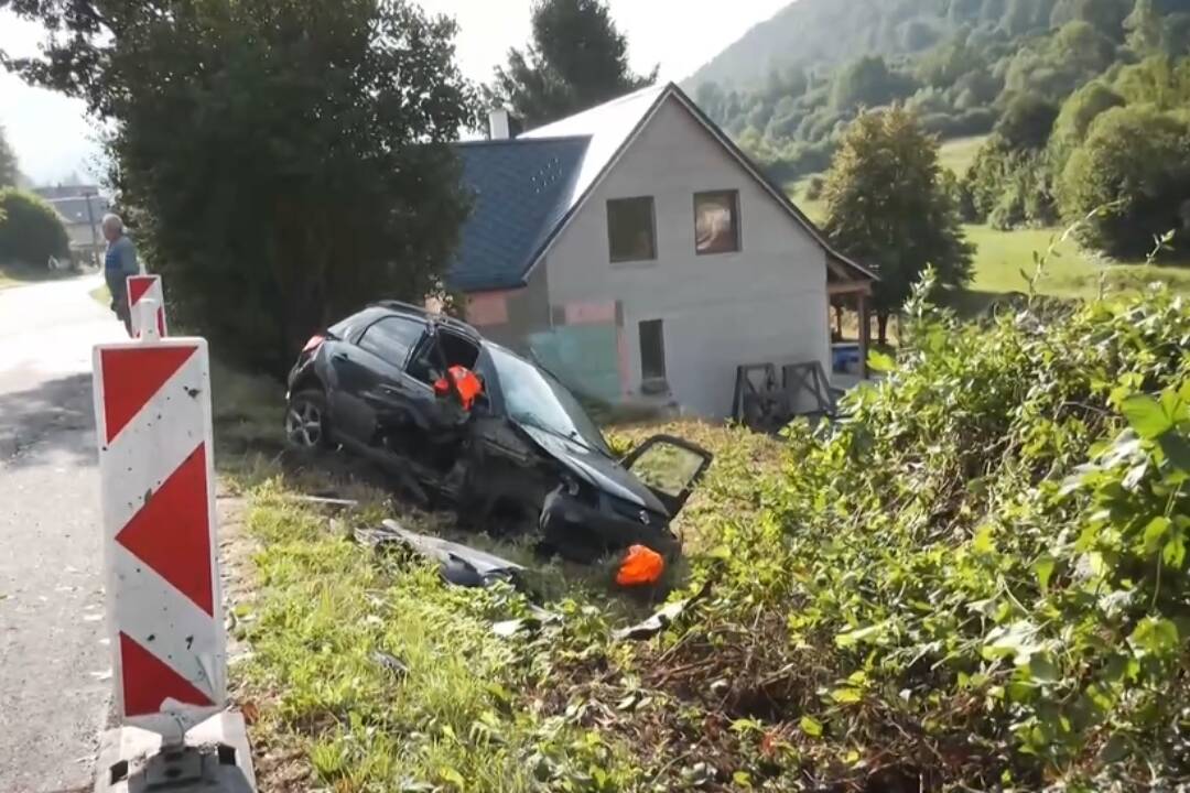 FOTO: Pri Banskej Bystrici havaroval 72-ročný vodič. Odtrhol koleso a zničil dopravnú značku