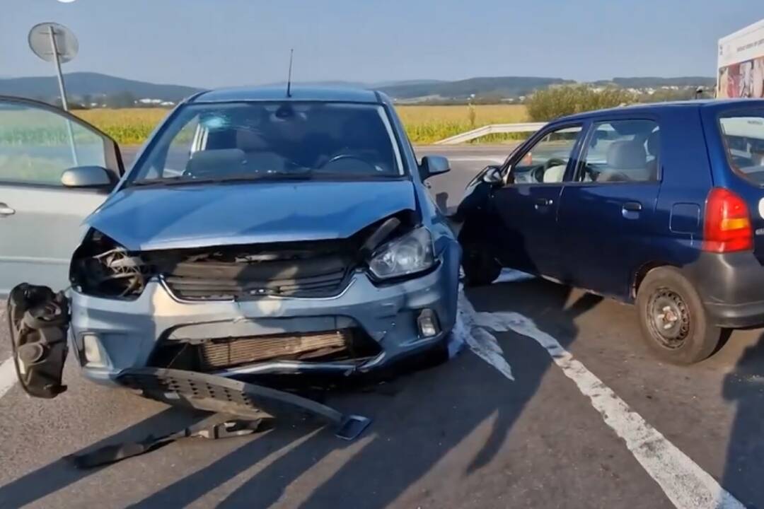 Foto: Kuriózna nehoda medzi Zvolenom a Sliačom. Vinník odišiel, jeden vodič skončil v nemocnici