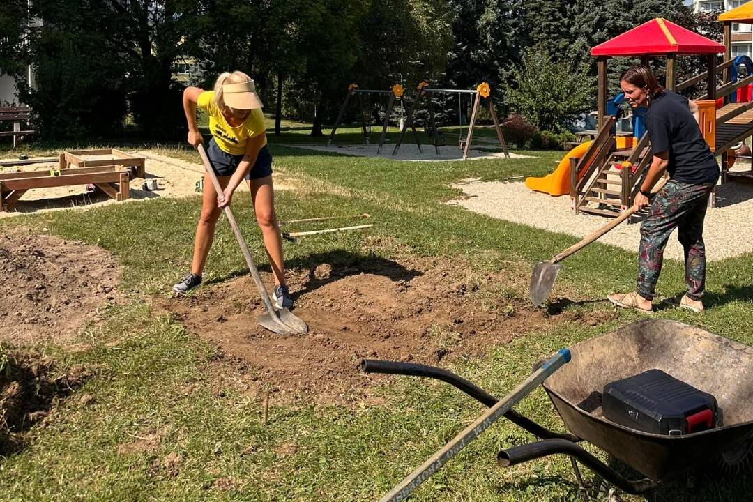 FOTO: Keď mesto nekoná, občania zasiahnu: Na sídlisku v Banskej Bystrici sa dejú zmeny