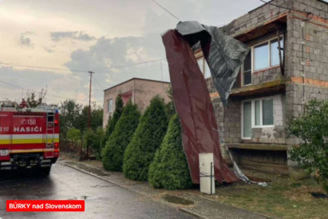 FOTO: Nič podobné doteraz nezažili. Búrková smršť sa prehnala obcami na juhu Slovenska, padali strechy aj stromy