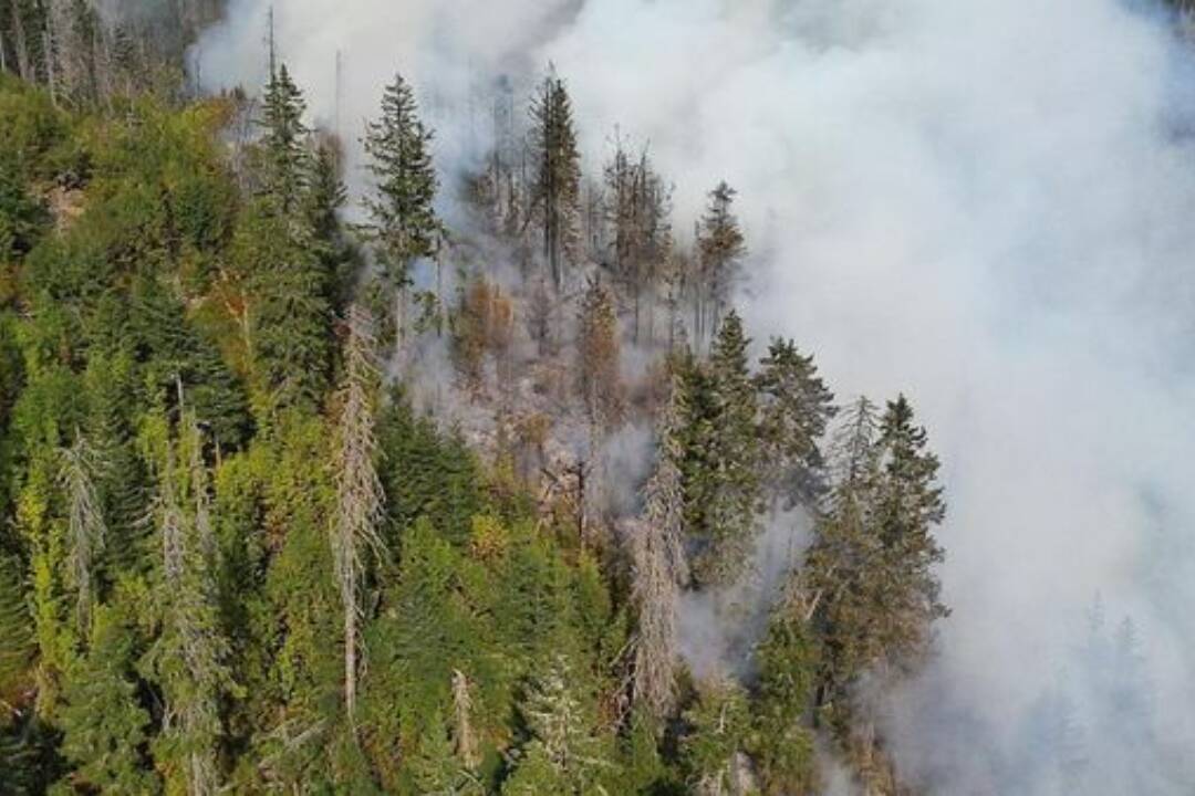 FOTO: Lesy pri obci Pohorelá sú v stále plameňoch. Rozsah požiaru je obrovský