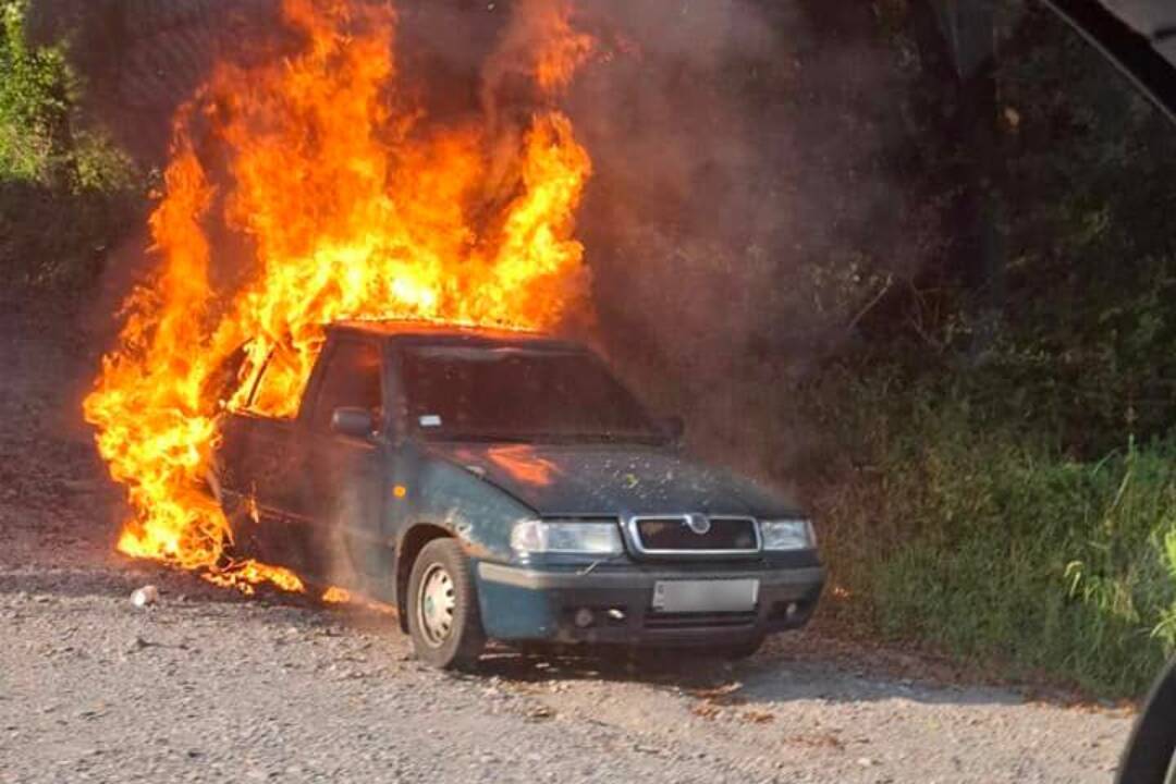 FOTO: Pri Banskej Štiavnici horelo staršie auto. Felicia ohník či elektro, vtipkujú ľudia na internete