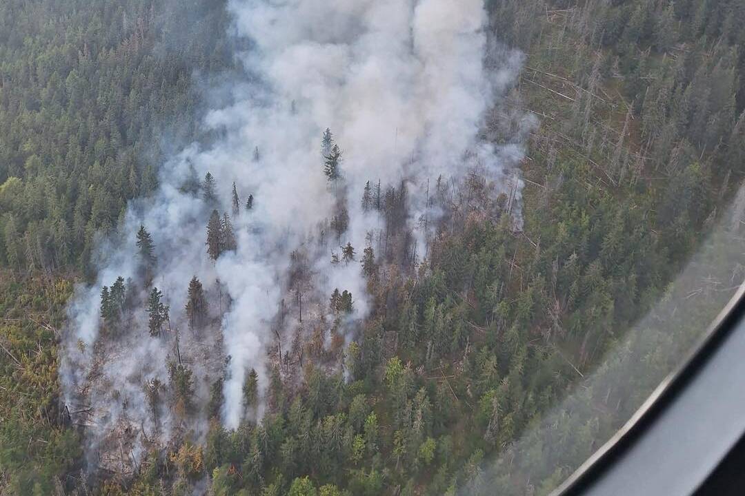 FOTO: Požiar v lesoch pri Brezne: Za tri dni použilo desiatky hasičov takmer 700-tisíc litrov vody 