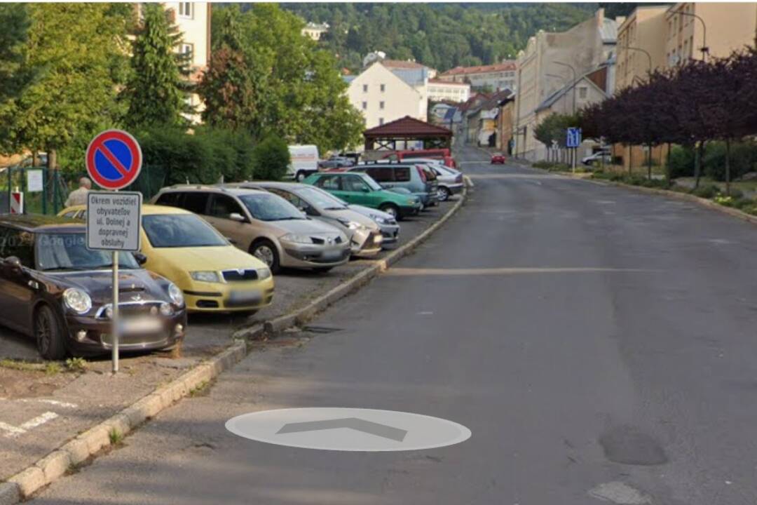 Foto: Pozor na zmenenú dopravnú značku v Banskej Štiavnici. Niektorí vodiči o nej nevedia, ďalší ju ignorujú