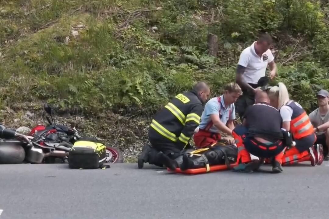 Foto: Nehoda na Šturci. Mladíka katapultoval z motorky náraz do svahu, sťažoval sa na bolesti rúk a nôh