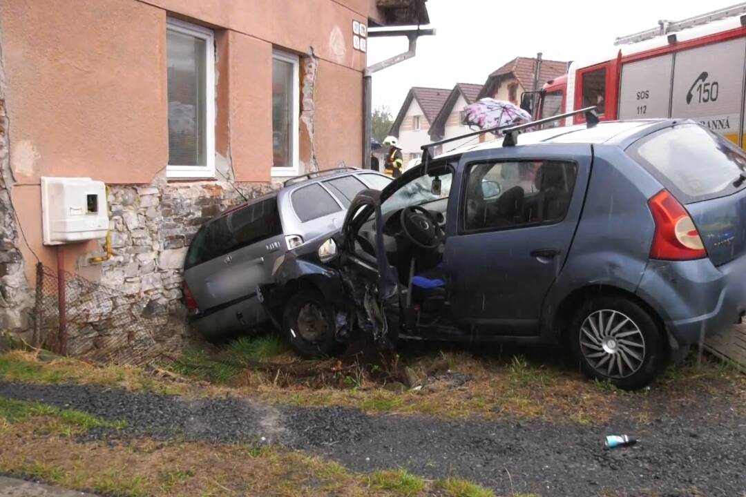 Foto: Riskantným manévrom zapríčinil nehodu vo Zvolenskej Slatine. Dve autá narazili do rodinného domu