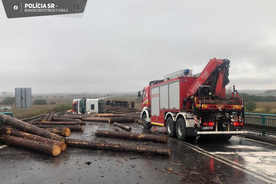 FOTO: Diaľnica R2 pri Lučenci je v dôsledku dopravnej nehody uzavretá. Kolízia si vyžiadala obete