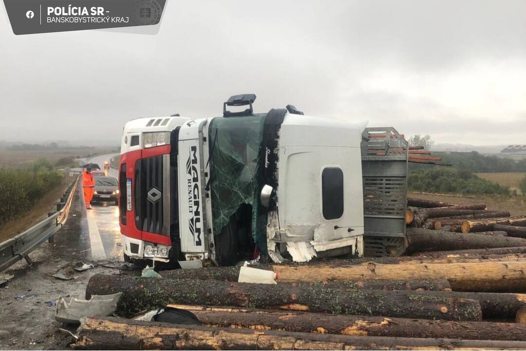 Foto: Kamión nemal pod kontrolou už pri schádzaní z kopca. O tragickej nehode pri Ožďanoch prehovoril kolega obete 