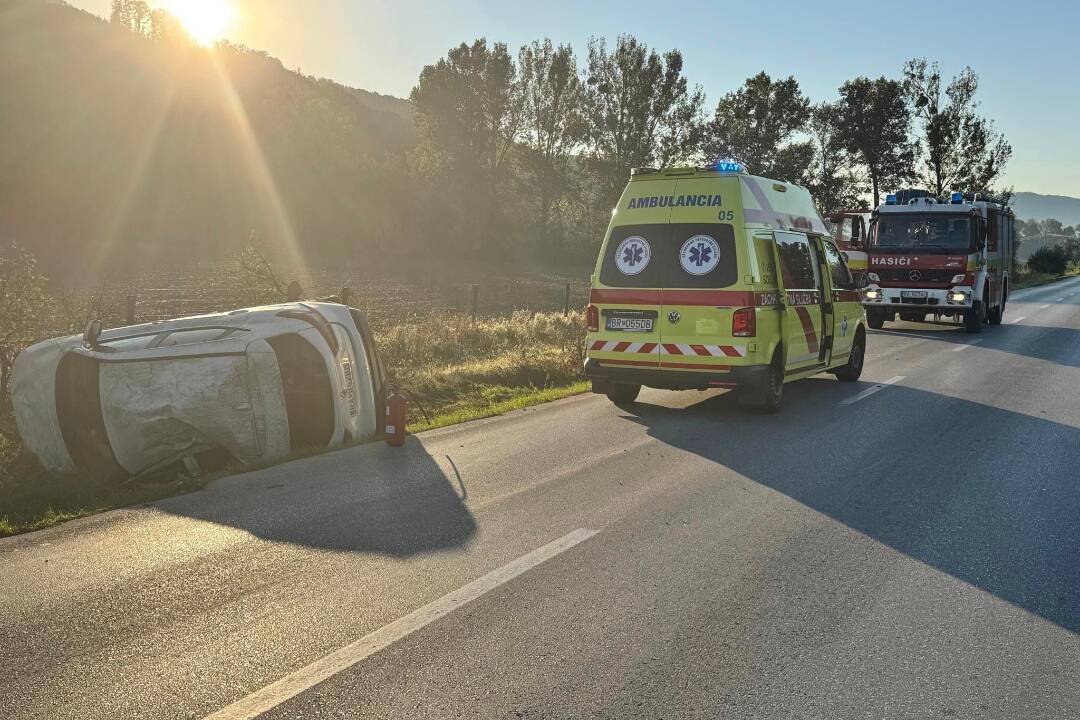 FOTO: Vodička pri Revúcej nezvládla riadenie. Vozidlo skončilo prevrátené mimo cesty