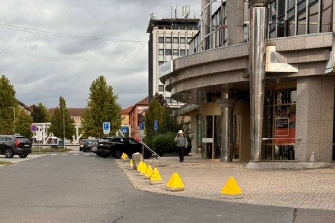 FOTO:  Žiar nad Hronom inštaloval betónové zábrany, aby zabránil nelegálnemu parkovaniu