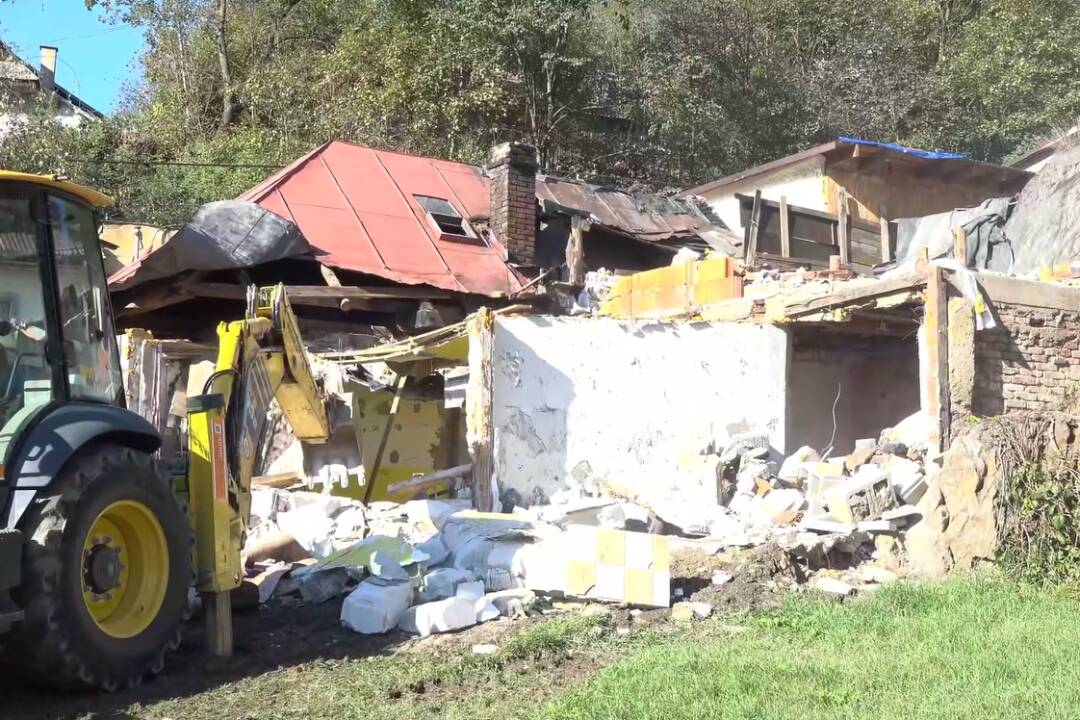 Foto: VIDEO: V Brezne začali búrať problémové stavby. Bývali v nich neprispôsobiví občania, mesto to stálo tisíce eur