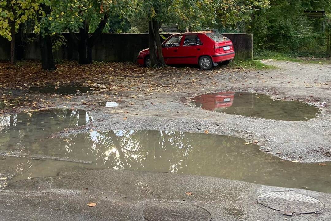 Vstup na cintorín v Bystrici je v havarijnom stave. Budeme sa plaziť po múre, píšu nahnevaní obyvatelia