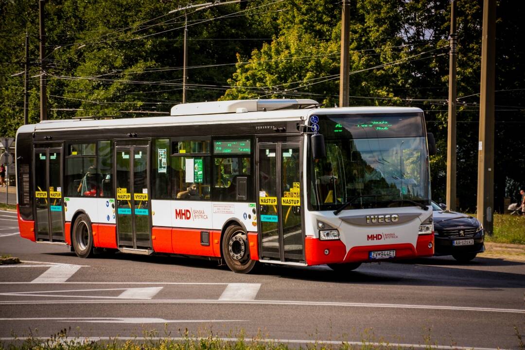 Foto: Kedy sa konečne doriešia problémy so snímačmi kariet MHD?, zúria Bystričania, ktorí kupujú lístky, aj keď majú mesačníky