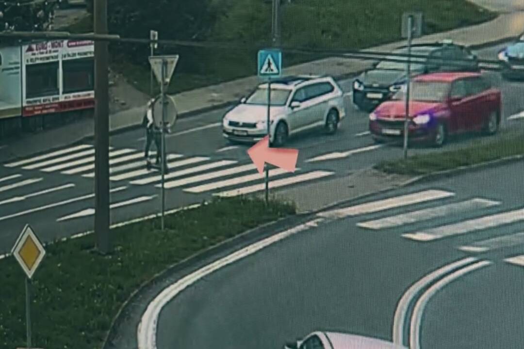 Foto: VIDEO: Polícia zverejnila mrazivé video nehody, pri ktorej bol v Bystrici zrazený 11-ročný kolobežkár, auto nebzrdilo