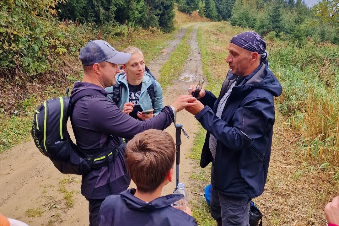 FOTO: Bystričania spoločne zdolali Kubínsku Hoľu, starí aj mladí, spoločne zdolali 16 kilometrov