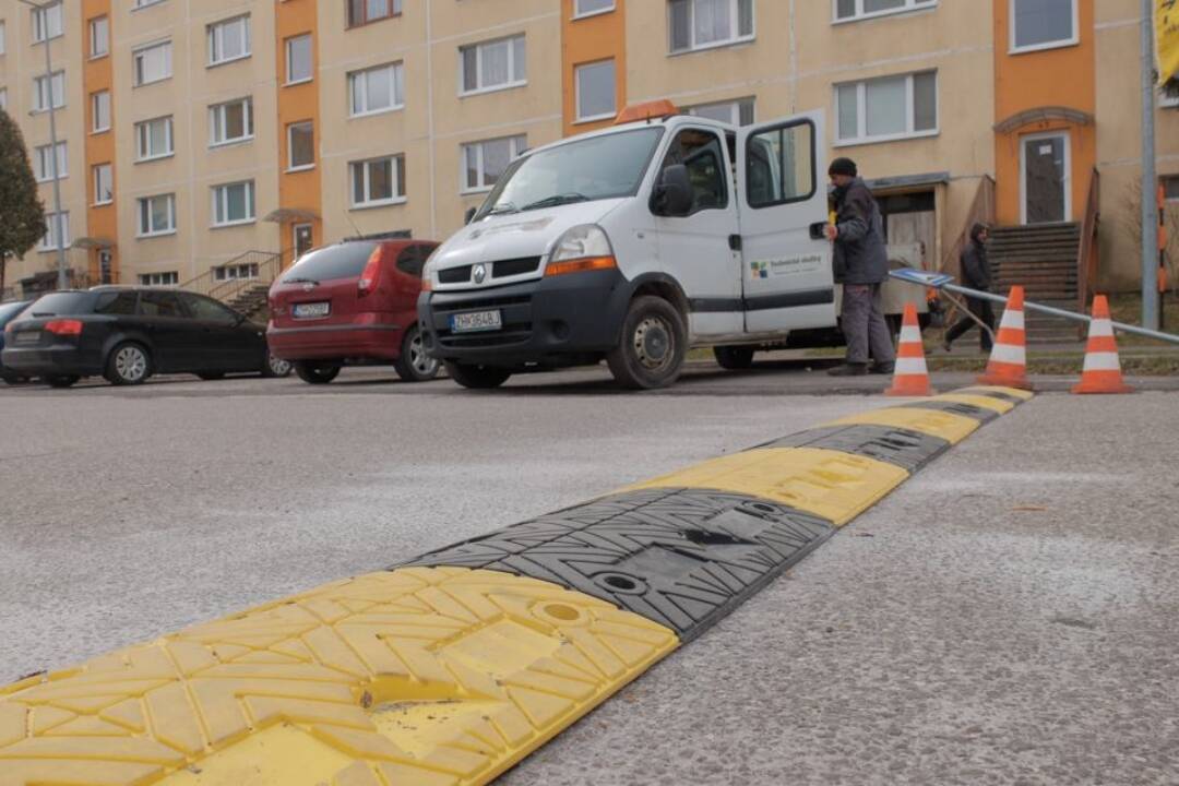 Foto: Koľko búračiek treba, aby konečne dali retardér pod Billu?, pýtajú sa zúfalí obyvatelia Sásovej 