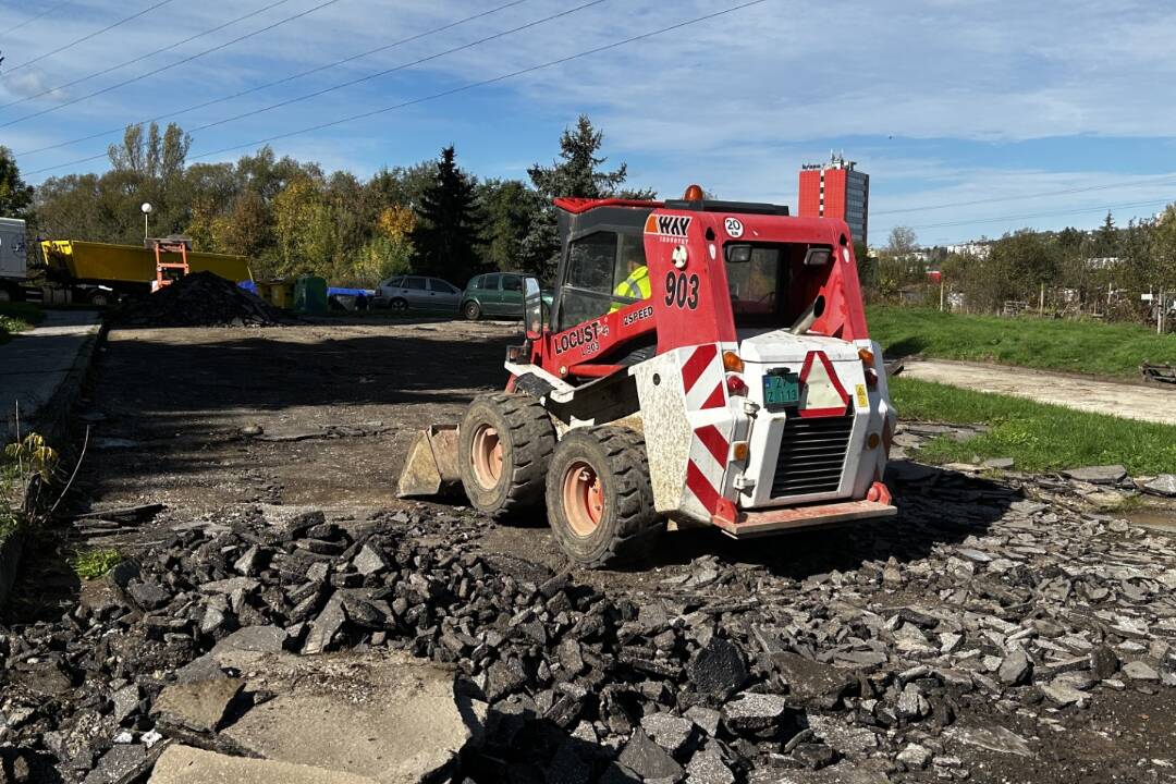 FOTO: Zvolenčania budú musieť preparkovať autá. Na sídlisku začala rekonštrukcia cesty