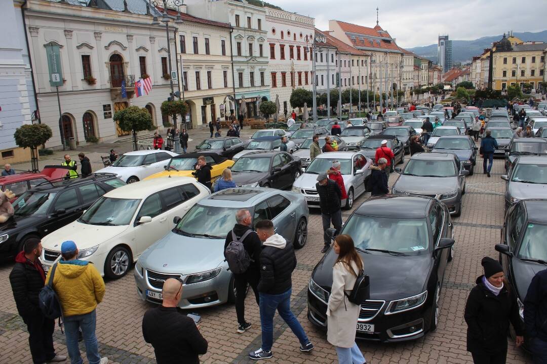 FOTO: Námestie v Banskej Bystrici sa zaplnilo automobilmi známej značky SAAB. Akcia vyvolala rozporuplné reakcie 