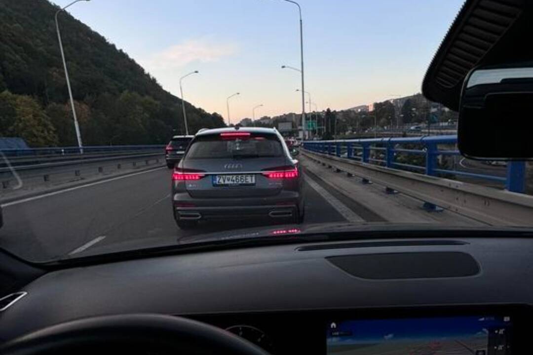 Foto: V Banskej Bystrici na R1 si počkáte. Ak sa ponáhľate, radšej choďte cez mesto, odporúčajú vodiči