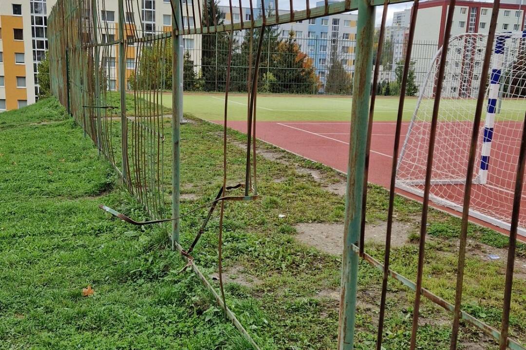 Foto: Ihrisko na sídlisku Sásová v Banskej Bystrici nie je bezpečné. Dočká sa opráv ešte tento rok?