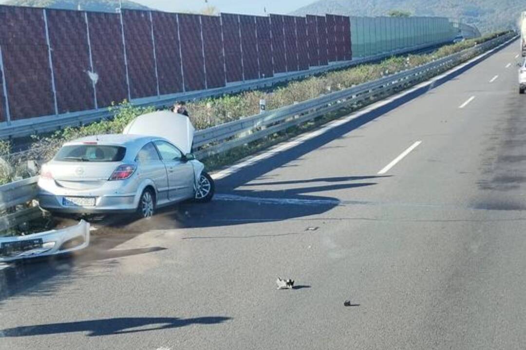 Foto: Na diaľnici pred Žarnovicou došlo k dopravnej nehode. Vozidlo narazilo do zvodidiel