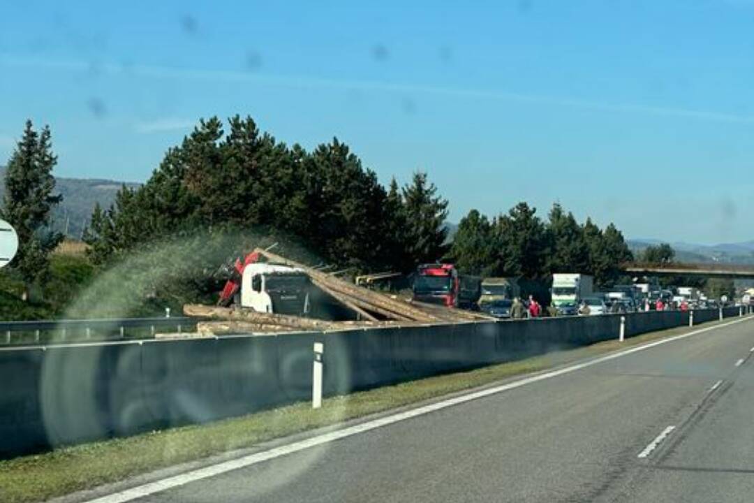 FOTO:  Kvôli havarovanému kamiónu bola R1 v smere na Zvolen zablokovaná doprava na niekoľko hodín