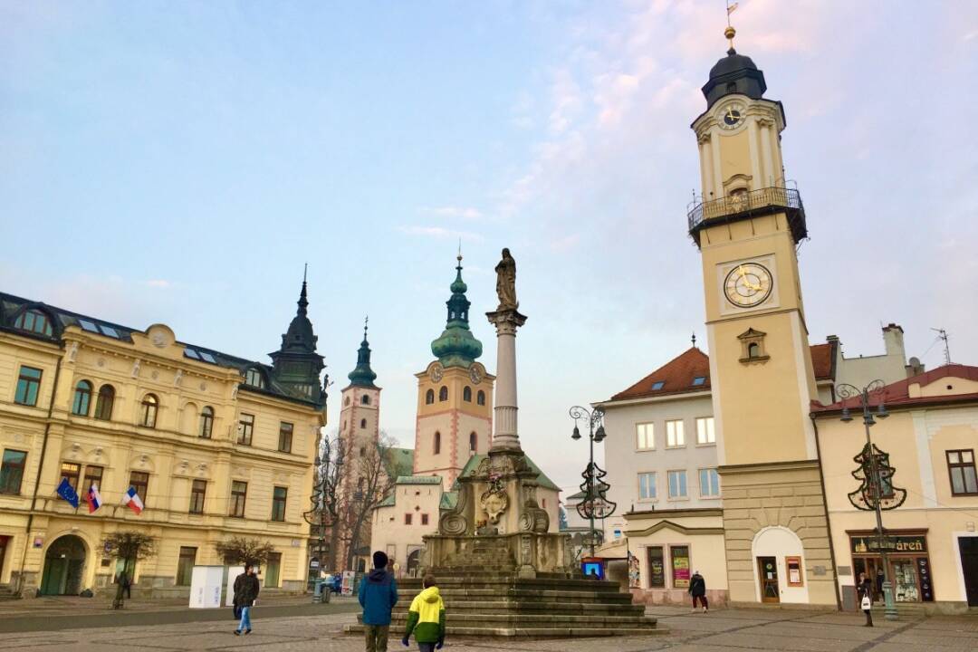 VIDEO: Banská Bystrica chce bezpečnejšie centrum. Nové zákazy pre vodičov a kolobežky, ale aj parkovanie pre rodičov