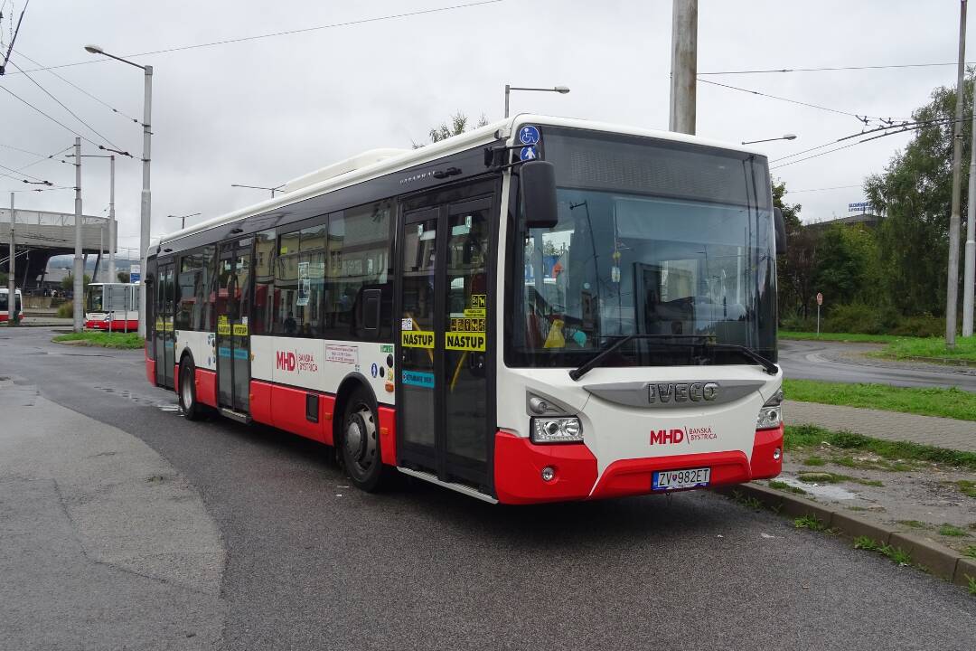 Zabudol si vodič autobusu prestaviť budík? Banskobystričan sa sťažuje, že čakal na zastávke zbytočne