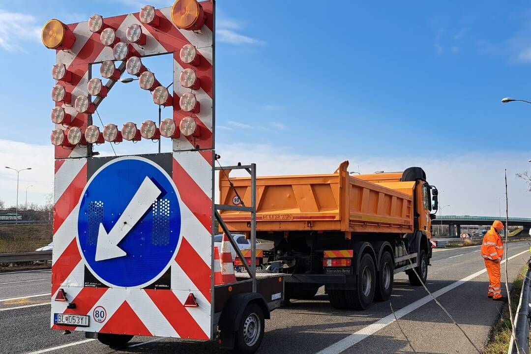 Foto: Vodiči, zvýšte opatrnosť. Medzi Zvolenom a Nitrou pracujú cestári, obmedzenia potrvajú niekoľko dní