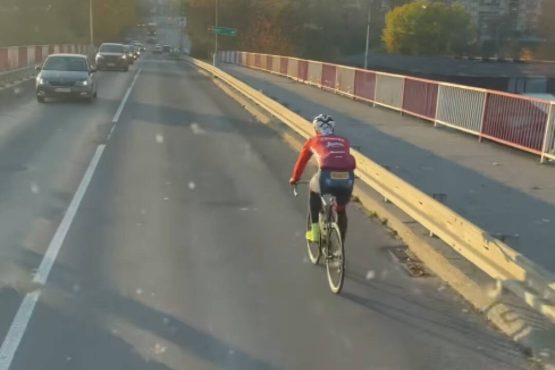 Foto: VIDEO: Prečo nepoužiješ cyklomost?, Bystričania reagujú na cyklistu, ktorý brzdil premávku