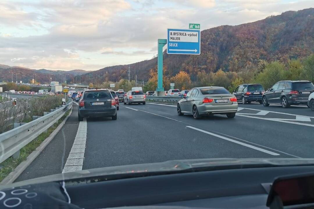 Foto: Z Banskej Bystrice do Brezna sa tiahnu rozsiahle zápchy. Zdržíte sa takmer 20 minút