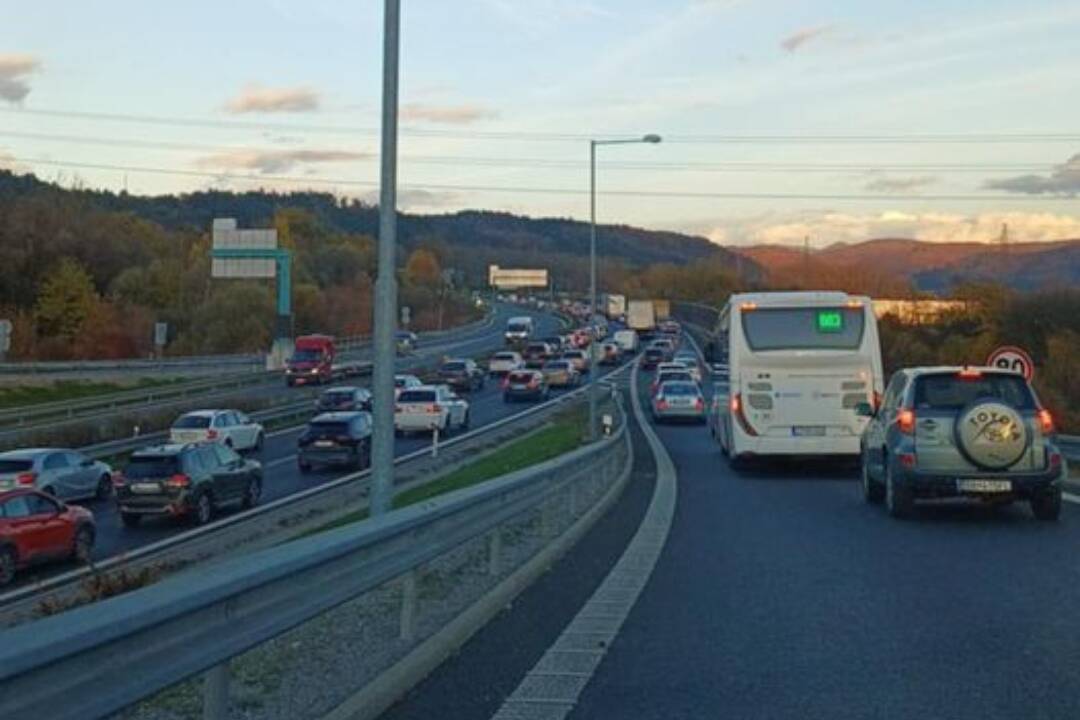 Foto: VIDEO: Tento jednoduchý krok môže zachrániť životy. Vodiči pri Banskej Bystrici ignorujú záchranársku uličku