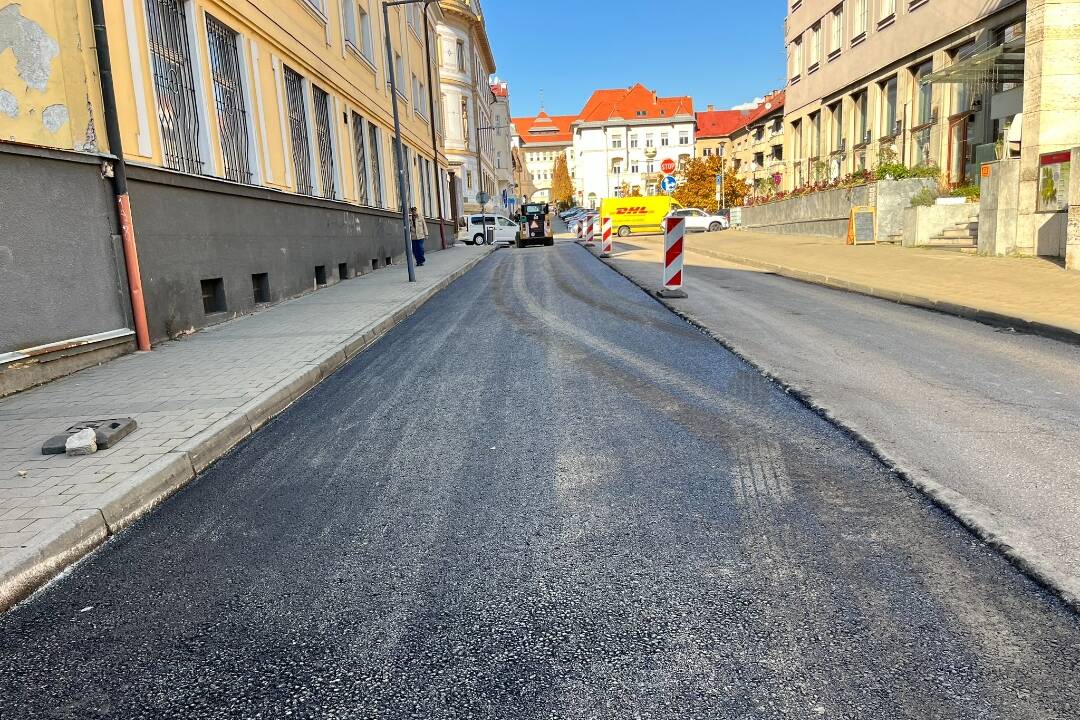 FOTO: Práce na cestách v Banskej Bystrici budú dokončené skôr. Ulicu pri Štátnej opere sprístupnia čoskoro