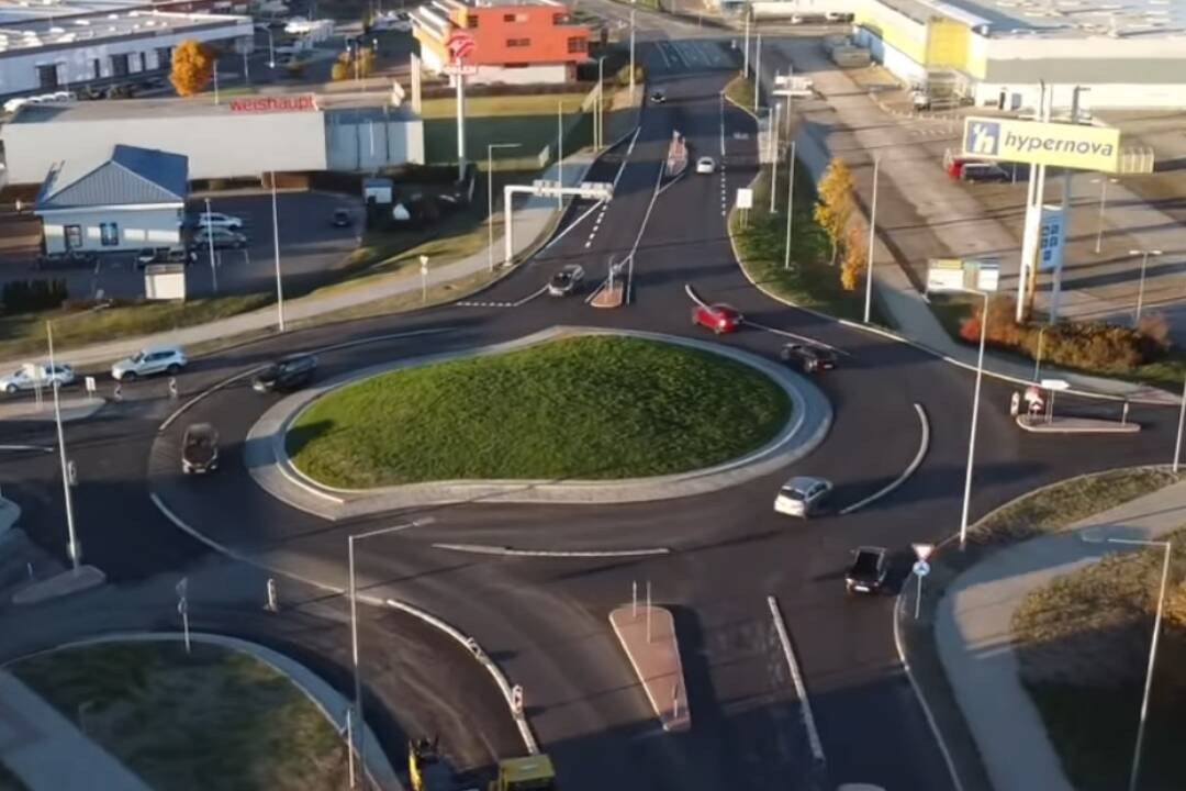 Foto: VIDEO: Vodiči vo Zvolene už jazdia po turbo kruhovom objazde. Už bola aj nehoda, píšu občania