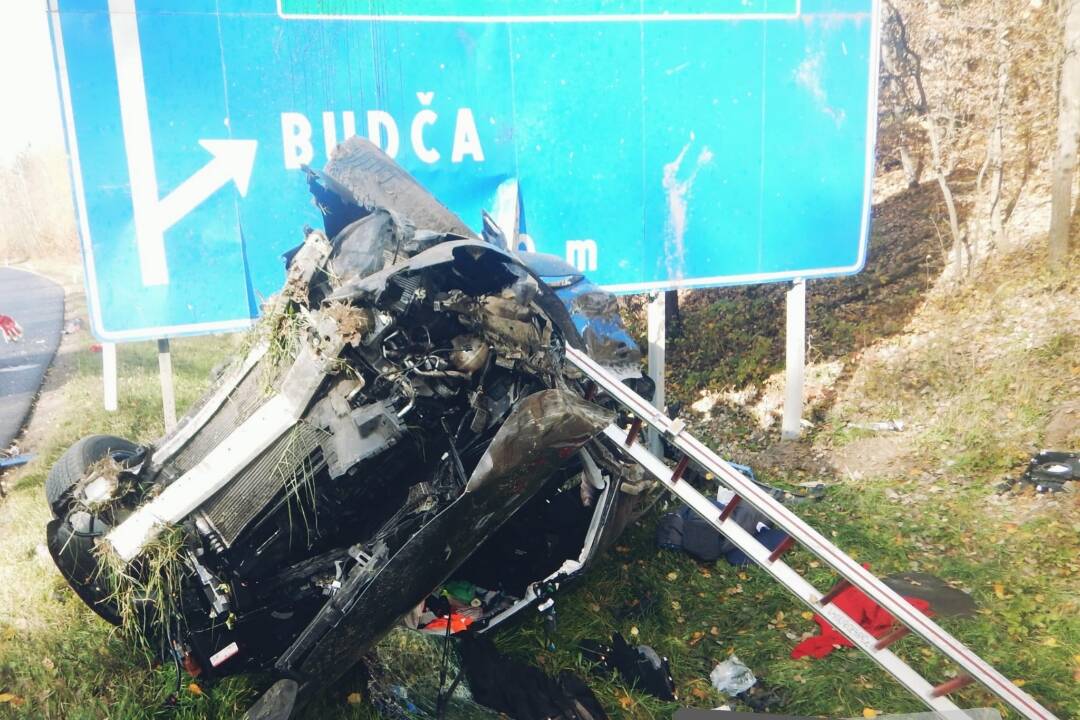 FOTO: Na diaľnici pri Zvolene došlo k vážnej dopravnej nehode. Auto skončilo na streche pri dopravnej značke