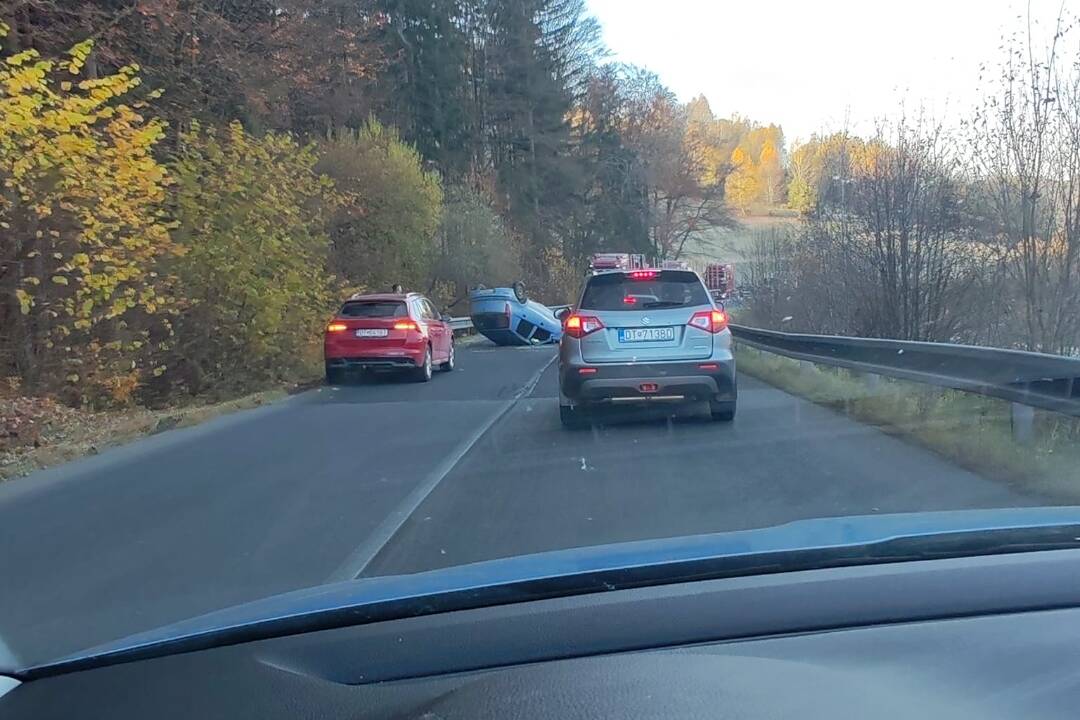 Foto: Na ceste pred Hriňovou skončilo osobné vozidlo na streche. Rátajte so zdržaním 