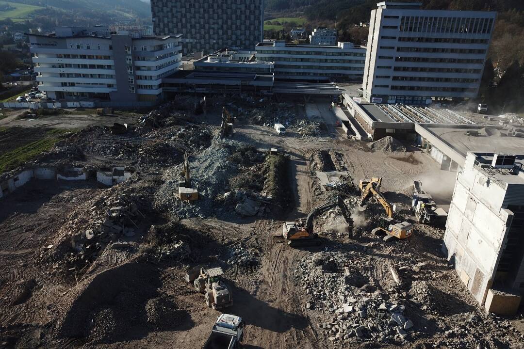 FOTO: Nemocnica Bystričanom mizne pred očami. Búracie práce výrazne pokročili