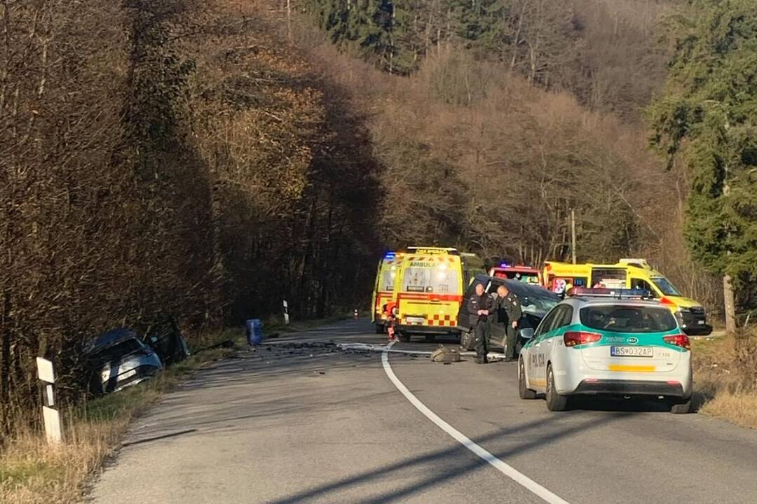 Foto: Pri Banskej Belej došlo k čelnej havárii